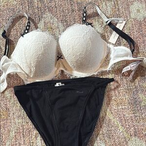 New Victoria secert Elegant Lace dream angles Bra size 32DDD and Panty size M
